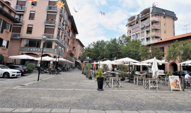 Il primo atto della faida amorosa si consumò in piazza Garibaldi a Sesto Calende. Poi ci fu l’aggressione dei rivali a Vergiate. Ieri in quattro sono stati rinviati a giudizio dal gup