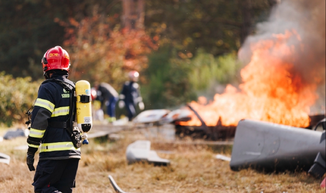 Due immagini scattate durante l’esercitazione che ieri pomeriggio nello stabilimento Leonardo di Vergiate ha coinvolto 180 persone 