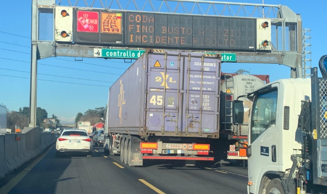 Scontro in Autolaghi: traffico in tilt