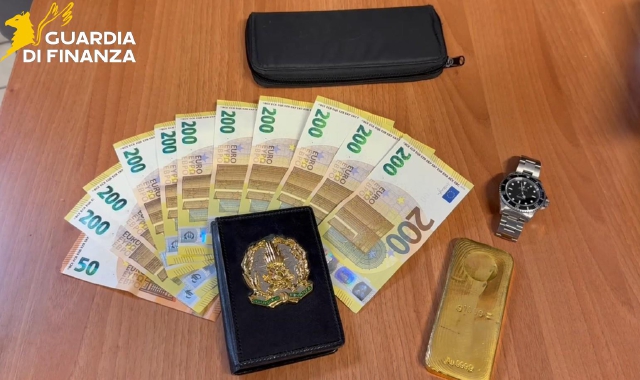 Il materiale sequestrato dalla guardia di finanza
