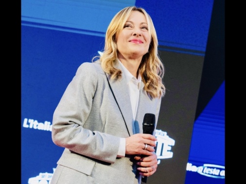 Atreju chiude con Meloni, alla kermesse anche Giambruno con Ginevra