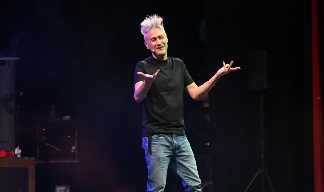 Il prof Vincenzo Schettini sul palco del teatro di Varese  (foto Angelo Puricelli)
