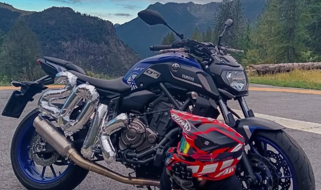 Federico Dal Molin, giovane content creator varesino, con la moto che lo porta in giro per la provincia: nei video indossa sempre il casco 