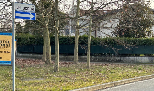 In via dei Boderi per prima è giunta la pattuglia della Squadra volante della Questura di Varese