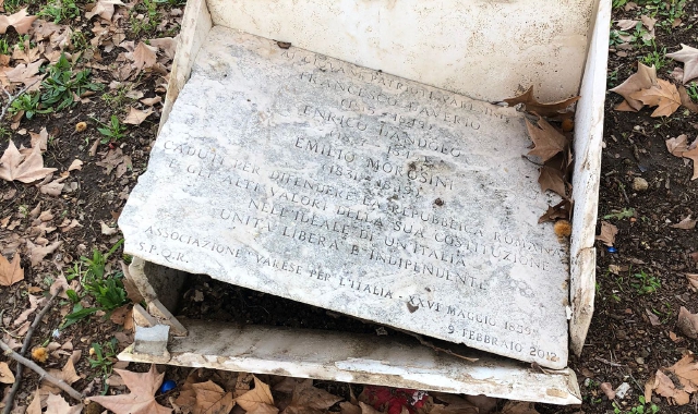 Vandalizzata a Roma la stele degli eroi varesini