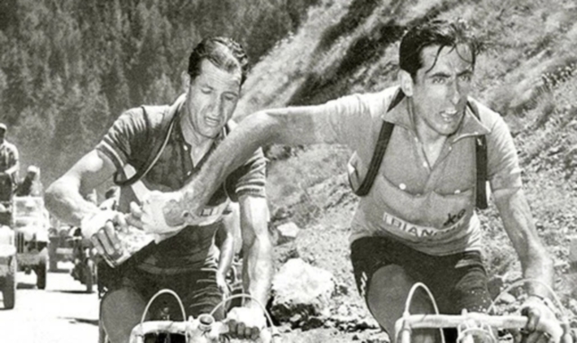 Lo scambio della borraccia tra i due campioni al Tour de France nel 1952