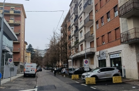 Escono per una passeggiata, orologio e scarpe spariscono