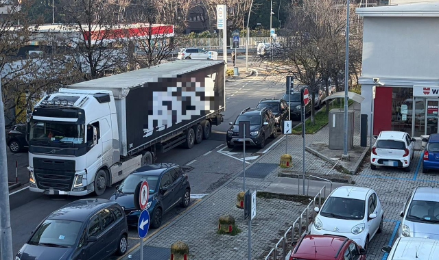 Varese, tir intrappolato in via Tamagno