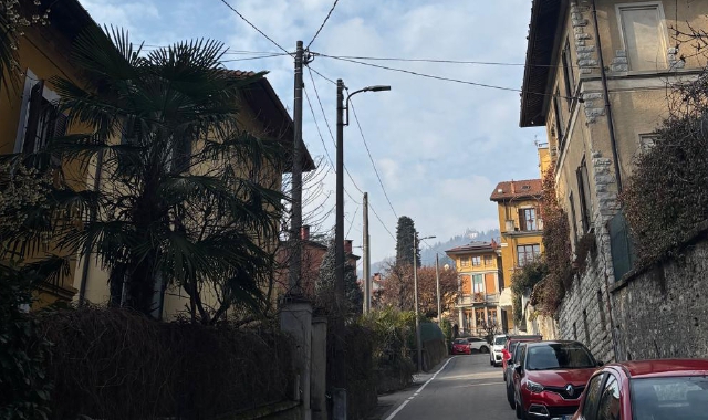 Raid nella villa sotto il Sacro Monte: porta scardinata a calci