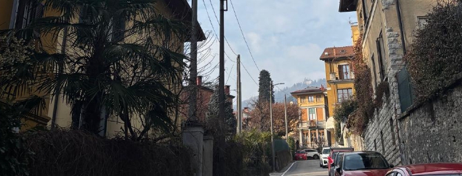 Raid nella villa sotto il Sacro Monte: porta scardinata a calci