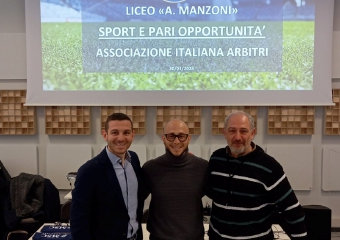 L’arbitro Calzavara tra gli studenti del Manzoni