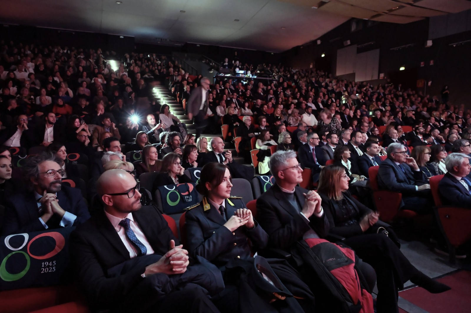 VARESE. 80° CONFCOMMERCIO CELEBRATO AL TEATRO INTRED. BENEDIZIONE MONS. GIOIA, PRESIDENTI ASCOM E CONCERTO