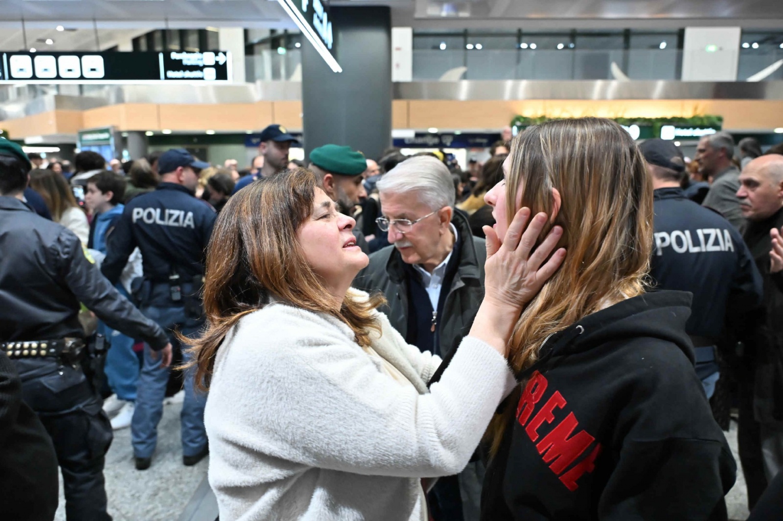 MALPENSA. RIENTRO STUDENTI E INSEGNANTI DA DUBAI VIA ABU DHABI AL TERMINAL 1, ACCOLTI DA FAMILIARI E AMICI