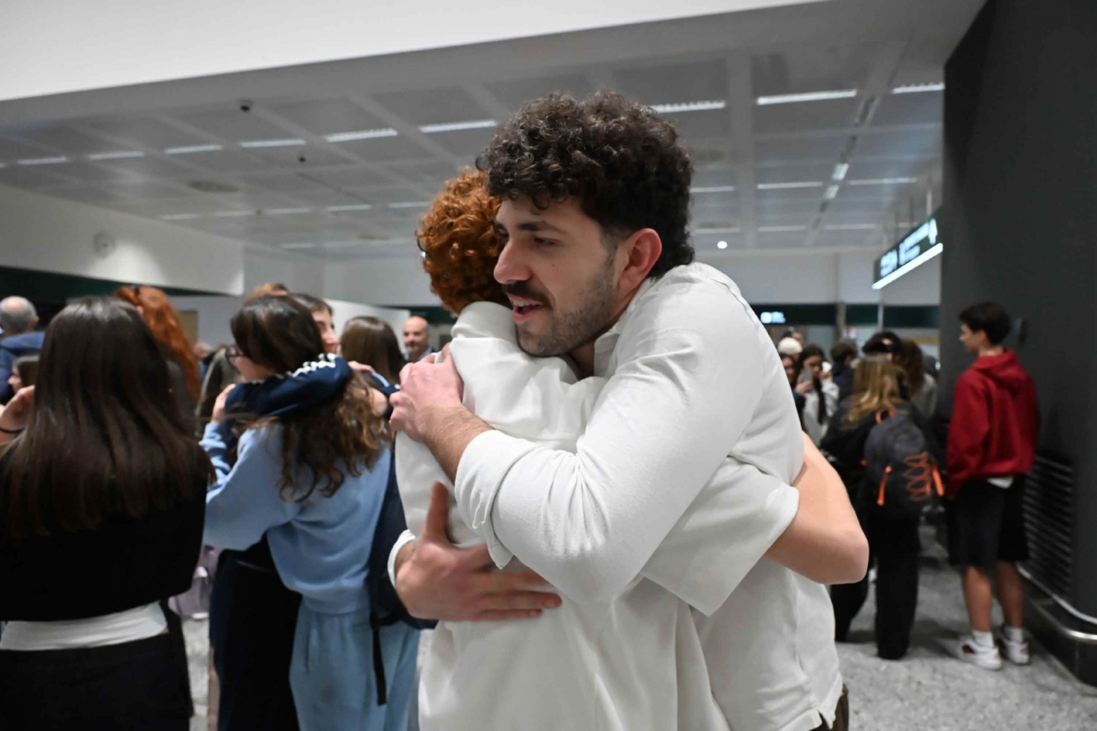 MALPENSA. RIENTRO STUDENTI E INSEGNANTI DA DUBAI VIA ABU DHABI AL TERMINAL 1, ACCOLTI DA FAMILIARI E AMICI