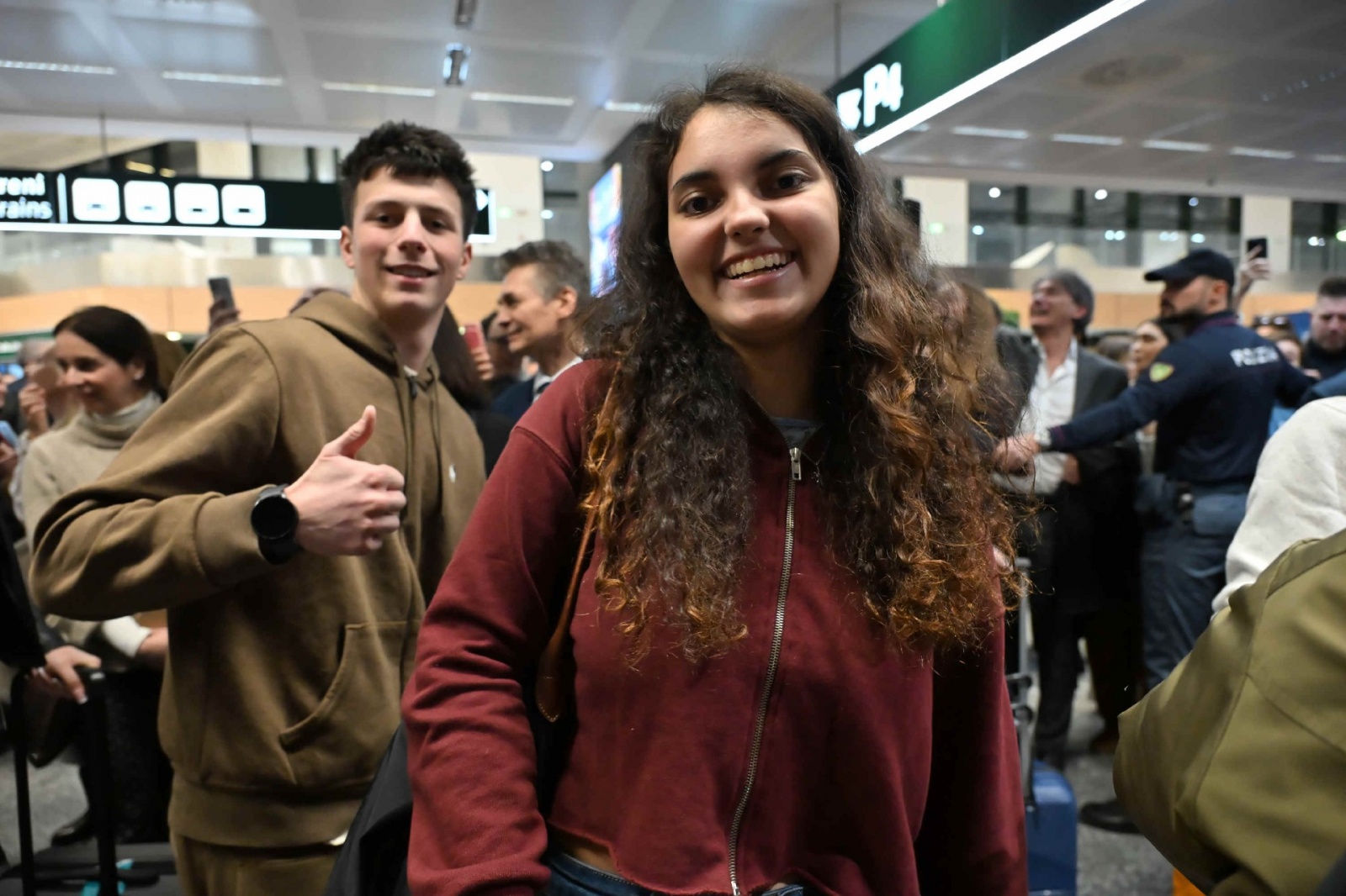 MALPENSA. RIENTRO STUDENTI E INSEGNANTI DA DUBAI VIA ABU DHABI AL TERMINAL 1, ACCOLTI DA FAMILIARI E AMICI NELLA FOTO MERIEM