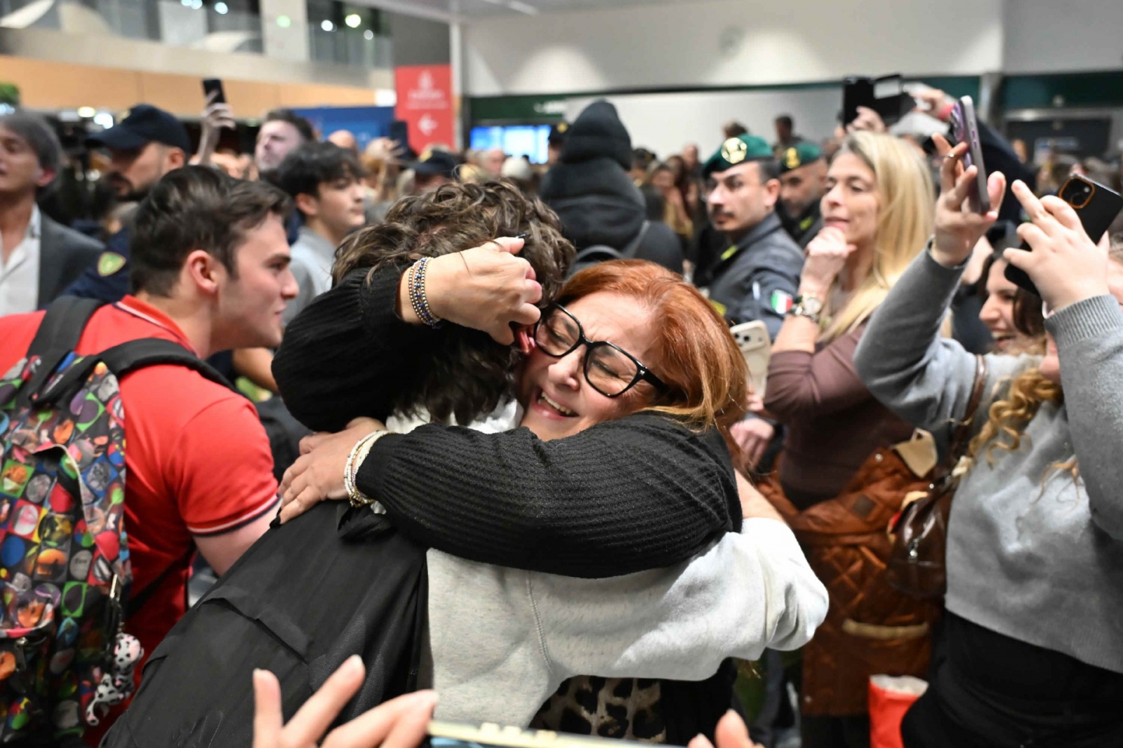 MALPENSA. RIENTRO STUDENTI E INSEGNANTI DA DUBAI VIA ABU DHABI AL TERMINAL 1, ACCOLTI DA FAMILIARI E AMICI