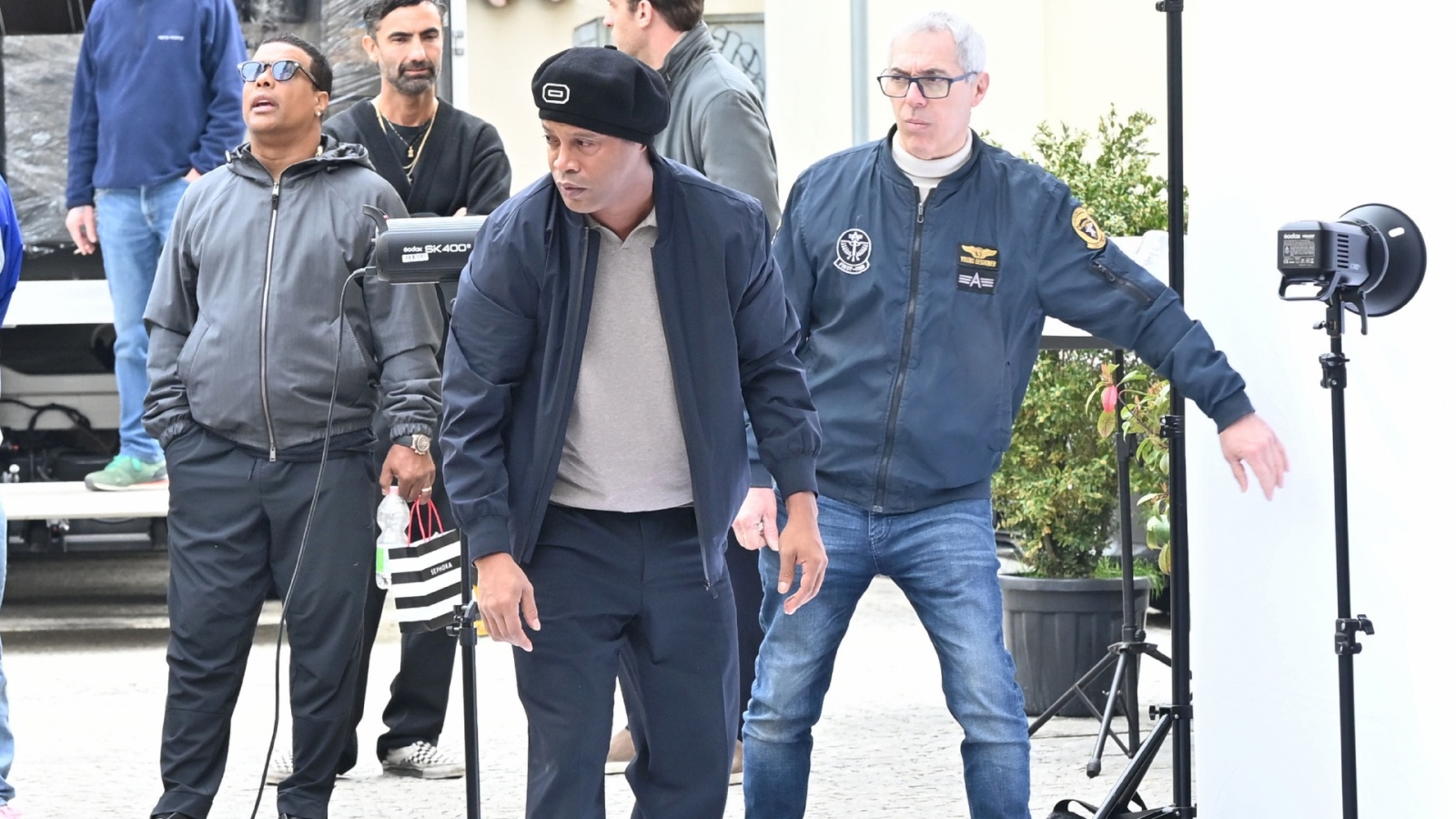 VARESE. RIPRESE TELEVISIVE SPOT PUBBLICITARIO U-POWER PIAZZA SAN VITTORE NELLA FOTO RONALDINHO SUL SET FOTOGRAFICO PRIMA DELLE RIPRESE