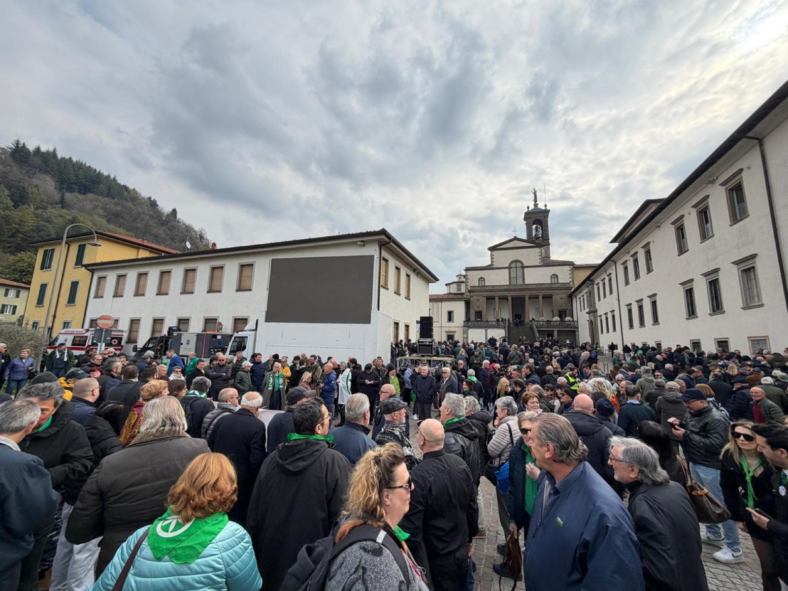 Sono già centinaia i militanti che stanno arrivando all'abbazia di San Giacomo dove alle 12 si terranno i funerali di Umberto Bossi, il leader della Lega scomparso a 84 anni, Pontida, 22 marzo 2026. ANSA/MICHELE MARAVIGLIA