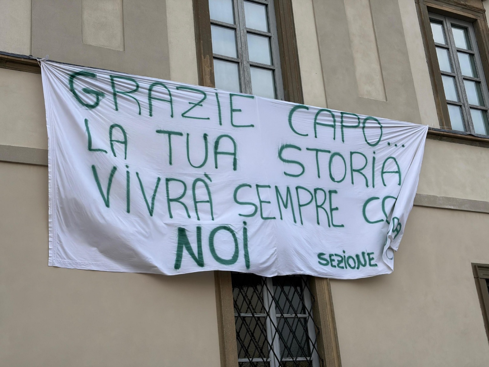 Sono già centinaia i militanti che stanno arrivando all'abbazia di San Giacomo dove alle 12 si terranno i funerali di Umberto Bossi, il leader della Lega scomparso a 84 anni, Pontida, 22 marzo 2026. ANSA/MICHELE MARAVIGLIA