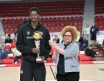 VARESE. BASKET. FINALE E PREMIAZIONI TORNEO GIOVANI LEGGENDE MEMORIAL SANDRO GALLEANI NELLA FOTO MIGLIOR DIFENSORE, COPPA FRANCO ZANETTI, PREMIATO DALLA FIGLIA BARBARA
