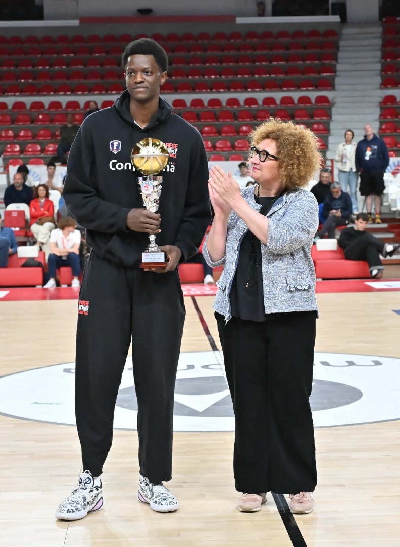 VARESE. BASKET. FINALE E PREMIAZIONI TORNEO GIOVANI LEGGENDE MEMORIAL SANDRO GALLEANI NELLA FOTO MIGLIOR DIFENSORE, COPPA FRANCO ZANETTI, PREMIATO DALLA FIGLIA BARBARA