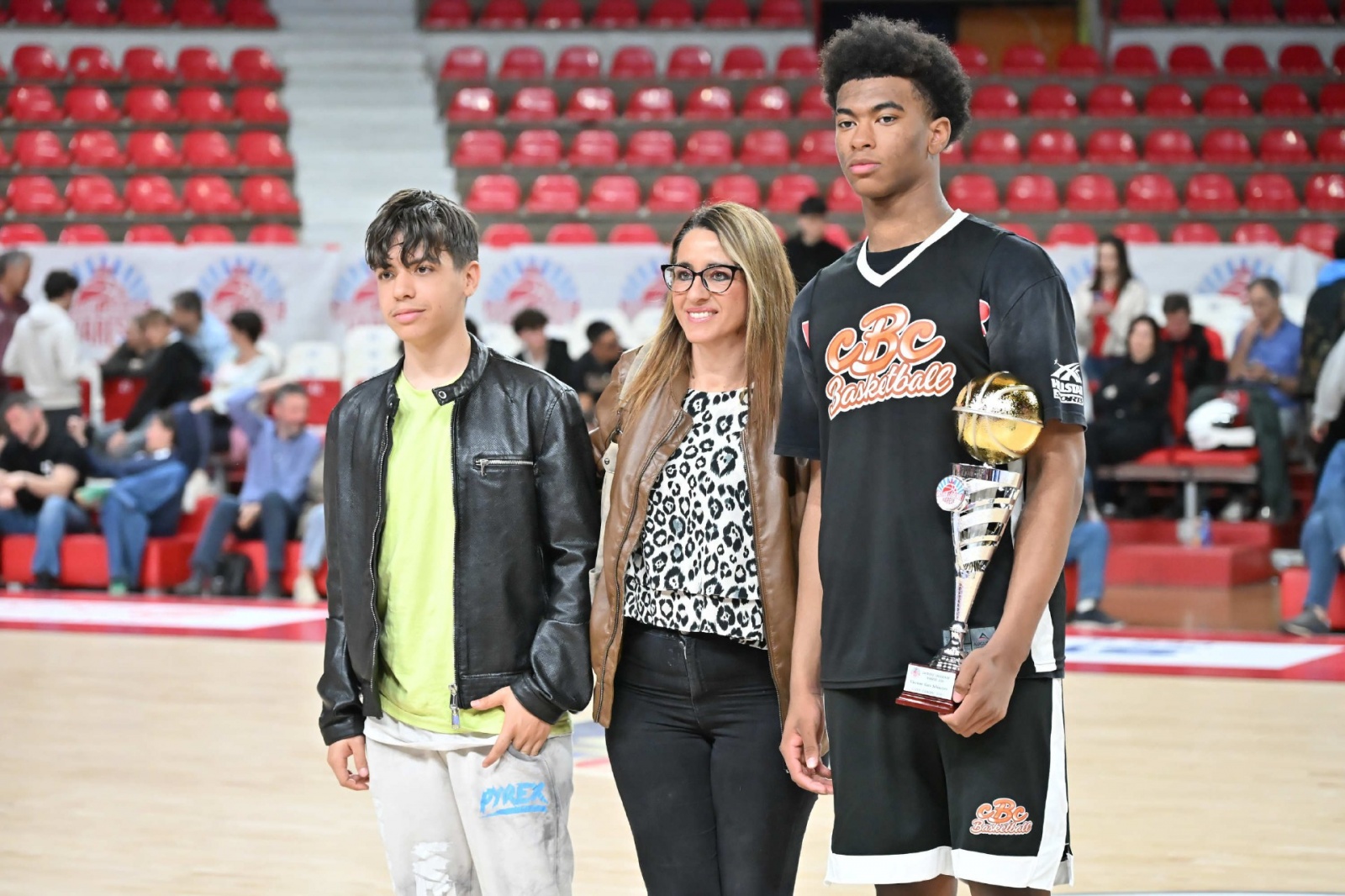 VARESE. BASKET. FINALE E PREMIAZIONI TORNEO GIOVANI LEGGENDE MEMORIAL SANDRO GALLEANI NELLA FOTO VINCITORE GARA SCHIACCIATE COPPA GIUSEPPE LIVIO, PREMIATO DAI FAMILIARI
