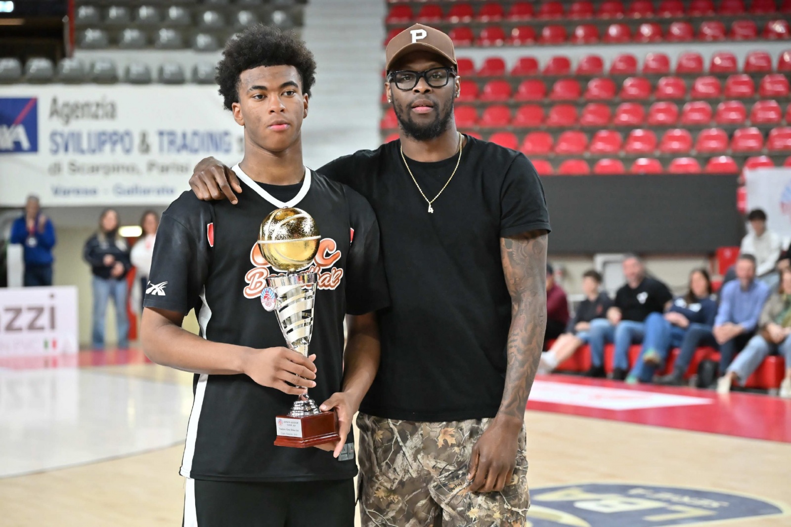 VARESE. BASKET. FINALE E PREMIAZIONI TORNEO GIOVANI LEGGENDE MEMORIAL SANDRO GALLEANI NELLA FOTO VINCITORE GARA SCHIACCIATE COPPA GIUSEPPE LIVIO, PREMIATO DA MOORE