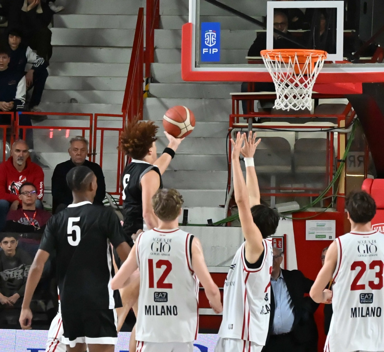 VARESE. BASKET. FINALE E PREMIAZIONI TORNEO GIOVANI LEGGENDE MEMORIAL SANDRO GALLEANI NELLA FOTO FINALE U14 TEAM OHIO-OLIMPIA MILANO