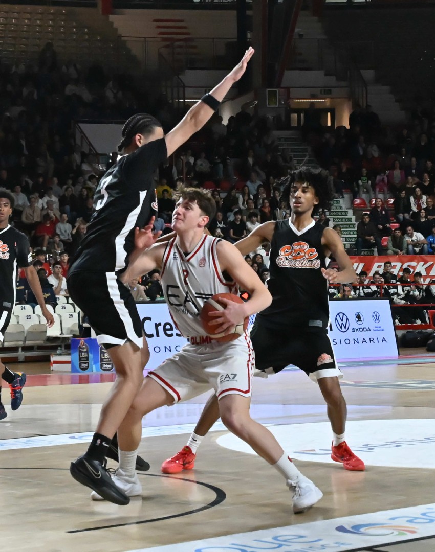 VARESE. BASKET. FINALE E PREMIAZIONI TORNEO GIOVANI LEGGENDE MEMORIAL SANDRO GALLEANI NELLA FOTO FINALE U14 TEAM OHIO-OLIMPIA MILANO