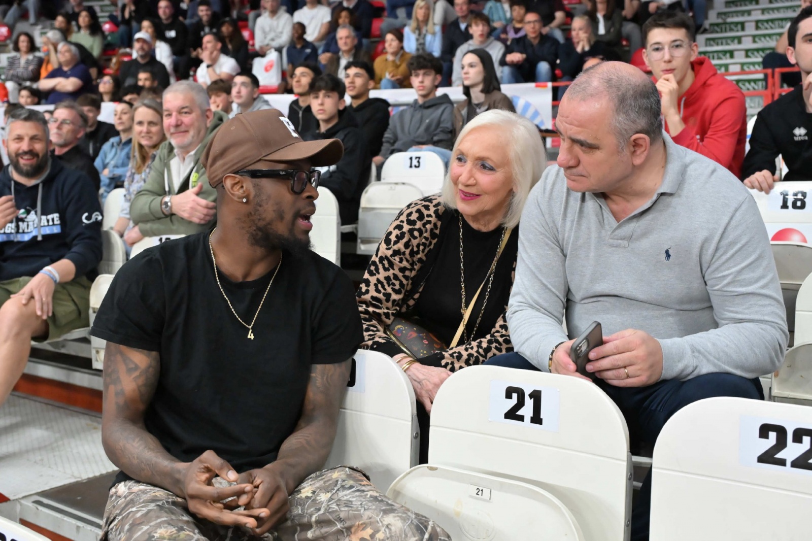 VARESE. BASKET. FINALE E PREMIAZIONI TORNEO GIOVANI LEGGENDE MEMORIAL SANDRO GALLEANI NELLA FOTO MOORE CON STEFANIA E MAX FERRAIUOLO