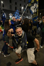 VARESE. FESTEGGIAMENTI TIFOSI INTER IN PIAZZA MONTE GRAPPA