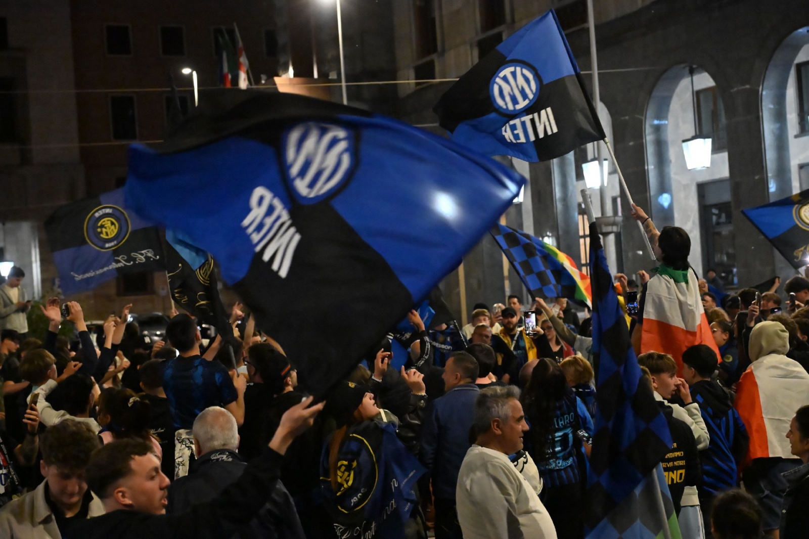 VARESE. FESTEGGIAMENTI TIFOSI INTER IN PIAZZA MONTE GRAPPA