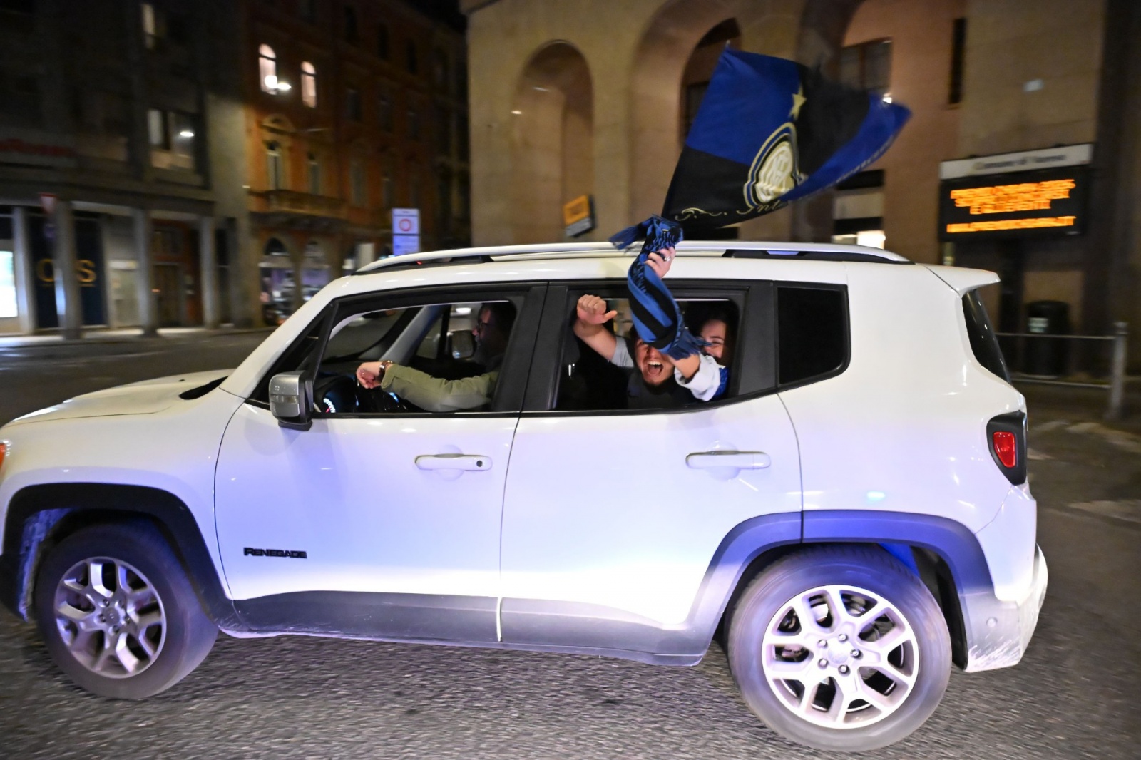 VARESE. FESTEGGIAMENTI TIFOSI INTER IN PIAZZA MONTE GRAPPA
