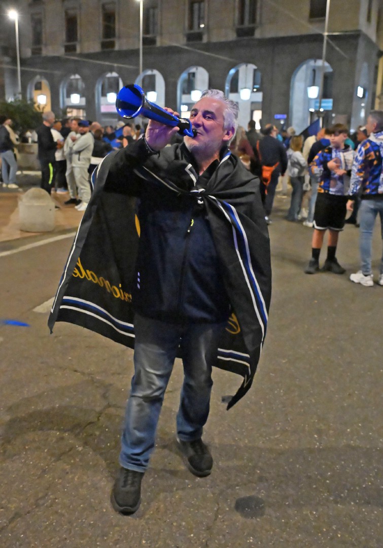 VARESE. FESTEGGIAMENTI TIFOSI INTER IN PIAZZA MONTE GRAPPA
