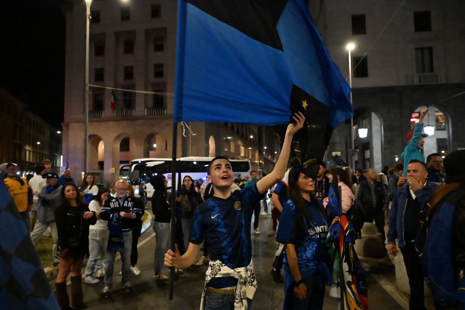 VARESE. FESTEGGIAMENTI TIFOSI INTER IN PIAZZA MONTE GRAPPA