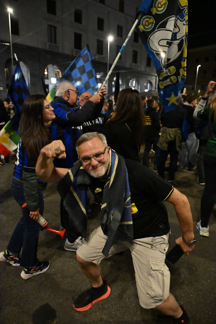 VARESE. FESTEGGIAMENTI TIFOSI INTER IN PIAZZA MONTE GRAPPA