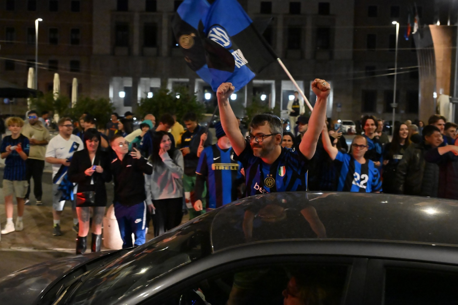 VARESE. FESTEGGIAMENTI TIFOSI INTER IN PIAZZA MONTE GRAPPA