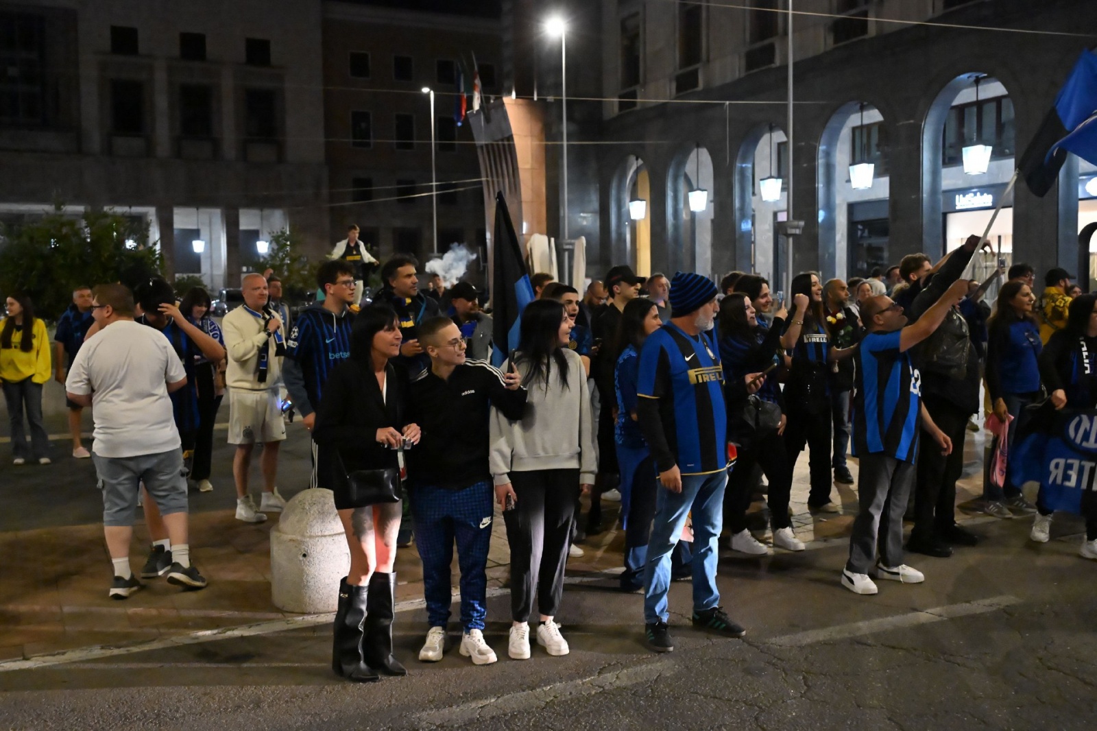 VARESE. FESTEGGIAMENTI TIFOSI INTER IN PIAZZA MONTE GRAPPA