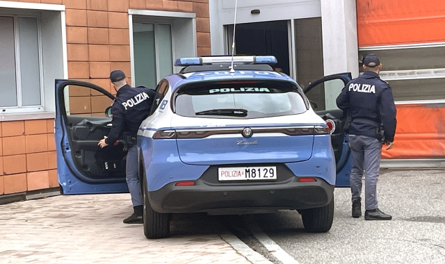 Le Volanti della Polizia davanti al Pronto soccorso dell’ospedale di Circolo di Varese (foto Angelo Puricelli/BLITZ)