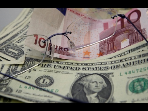 L'euro piatto sul dollaro a 1,054
