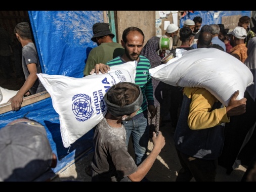Unrwa, 'saccheggiati 98 tir con aiuti a Gaza,carico perso'