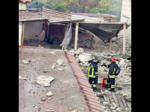 Esplosione a Ercolano, due i morti, si cercano dispersi