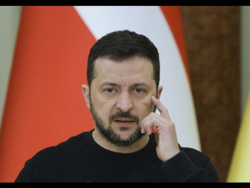 Zelensky, non possiamo perdere migliaia di uomini per la Crimea
