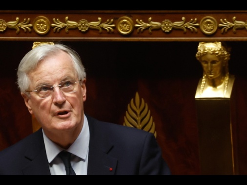 La mozione di sfiducia a Barnier fissata per domani alle 16