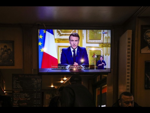 Macron, 'legge speciale per prorogare la finanziaria 2024'