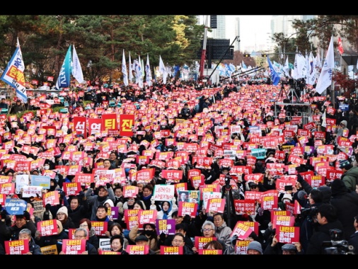 Seul, almeno in 150.000 alla manifestazione contro Yoon