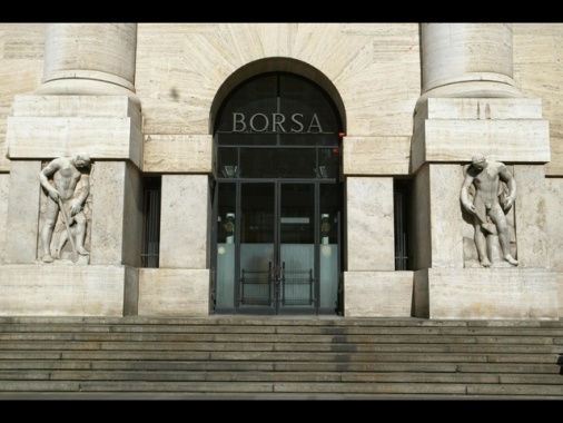 Borsa: Milano apre a +0,59%