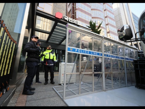 Corea, polizia perquisisce l'Ufficio presidenziale di Yoon