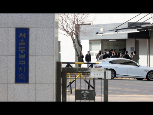 Seul, guardie di sicurezza bloccano l'accesso a uffici Yoon