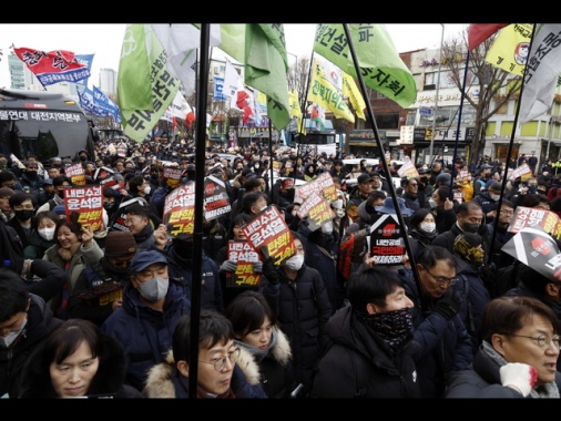 Manifestanti in festa a Seul dopo impeachment di Yoon